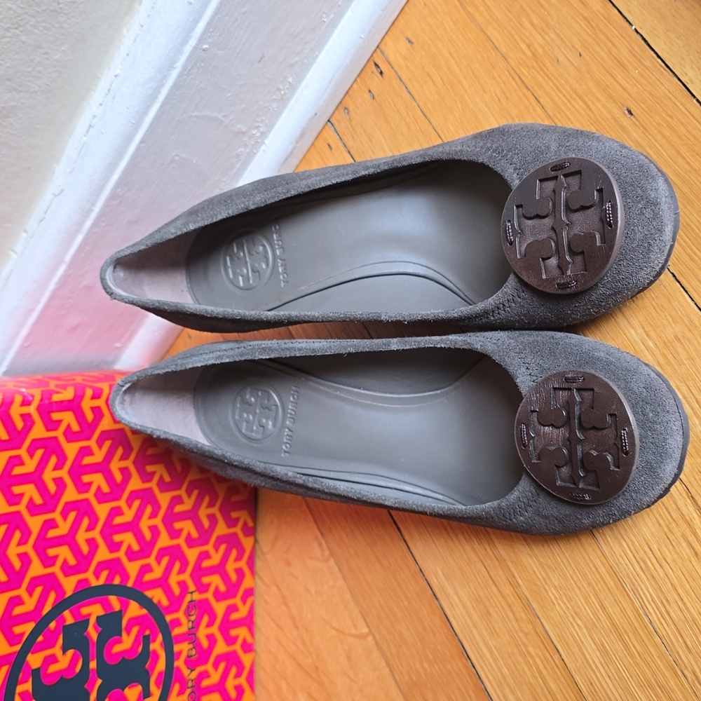 Tory Burch, Sally Split, Wedge Pump Suede in Elephant Gray, Women's 7.5M